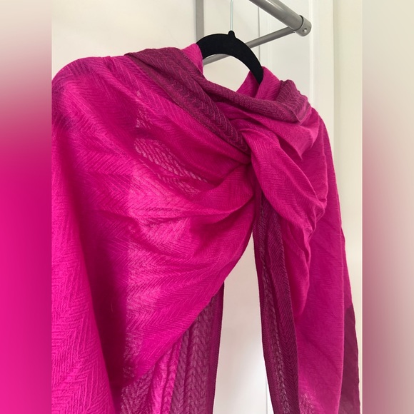 Beautiful cashmere fuchsia window pane scarf - Picture 4 of 6